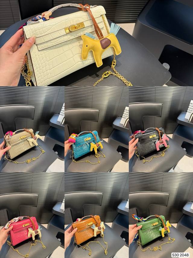 纯皮Hermes 爱马仕凯莉一代 H家永恒的经典. 凯莉包好随意搭配，不管怎么穿，随便一背都好看 而且一点都不挑人很显气质 ，原版五金Logo，原版定制超有Fe