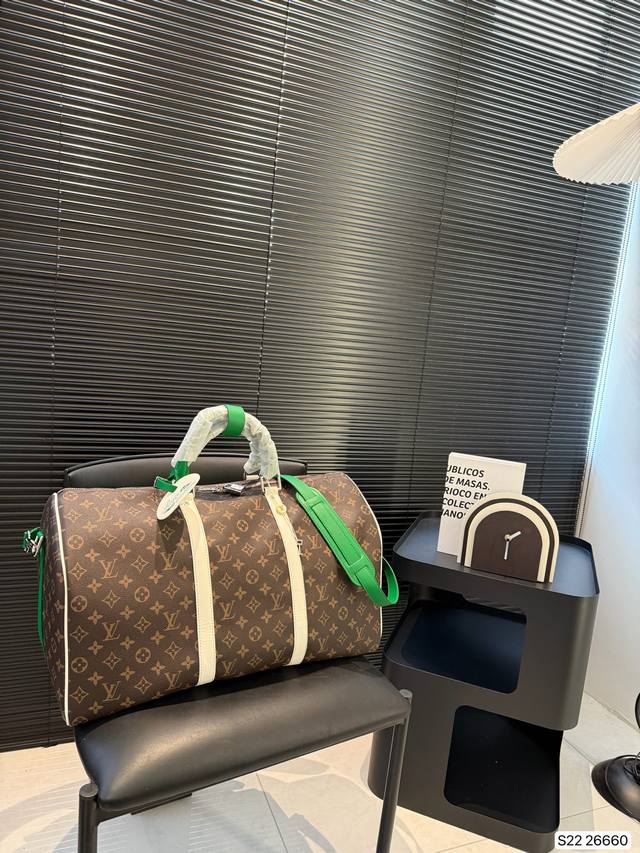 Lv旅行袋 非常具有设计感 简约又精致，细节满满 无论是长途旅行，还是短途郊游，都是超实用的时尚搭配哦！尺寸：50 29 货号26660