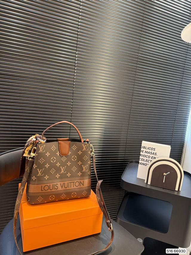 配盒子 Lv方包 这款包真的很简单 越看越好看 容量非常感人 轻松装纳日常随身物品 尺寸：23 21 货号66930改版