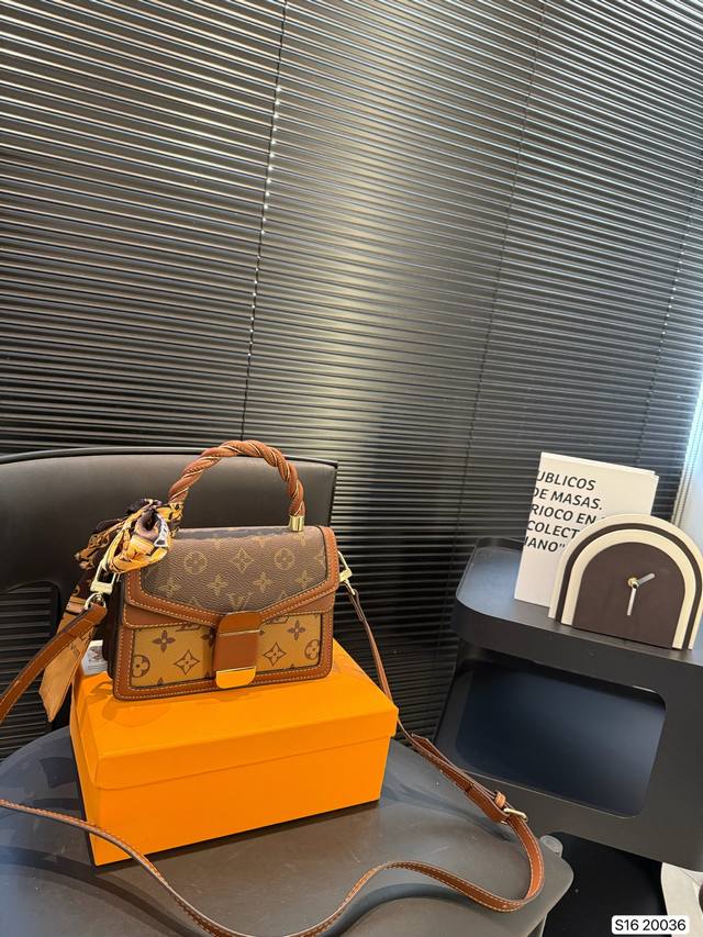 配盒子 Lv方包 这款包真的很简单 越看越好看 容量非常感人 轻松装纳日常随身物品 尺寸:19 14 货号20036改版 配盒子 Lv方包 这款包真的很简单 越看越好看 容量非常感人 轻松装纳日常随身物品 尺寸:19 14 货号20036改版