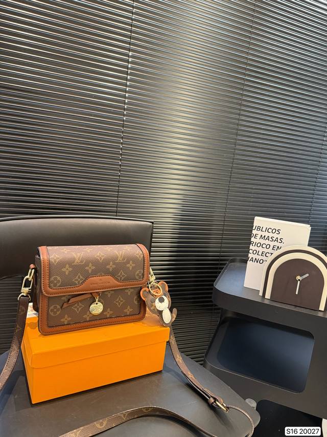 配盒子 Lv方包 这款包真的很简单 越看越好看 容量非常感人 轻松装纳日常随身物品 尺寸：20 15 货号20027改版