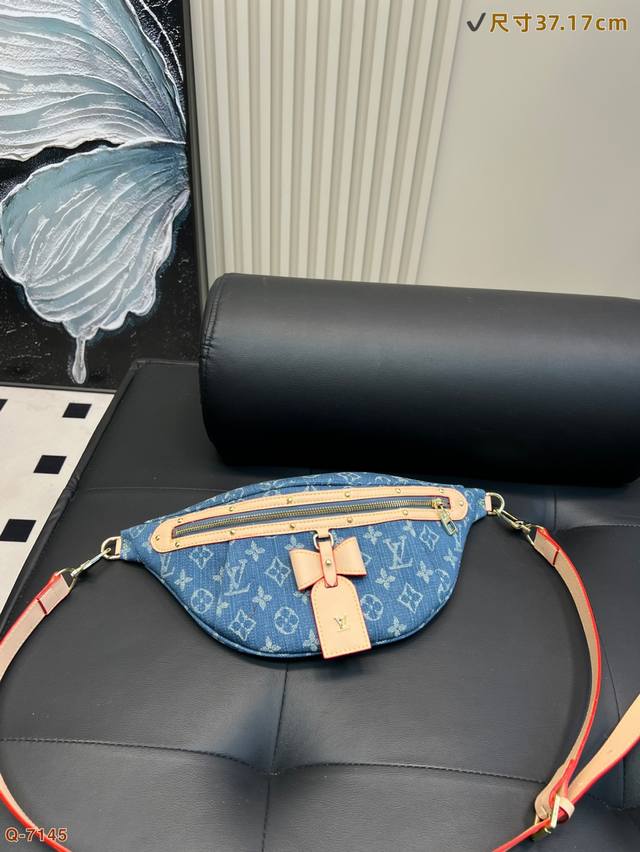 配礼盒 Lv腰包胸包 新款牛仔斜挎包款式彰显高档大气中性风格 时尚百搭 绝对是日常出街必备 尺寸37.17Cm