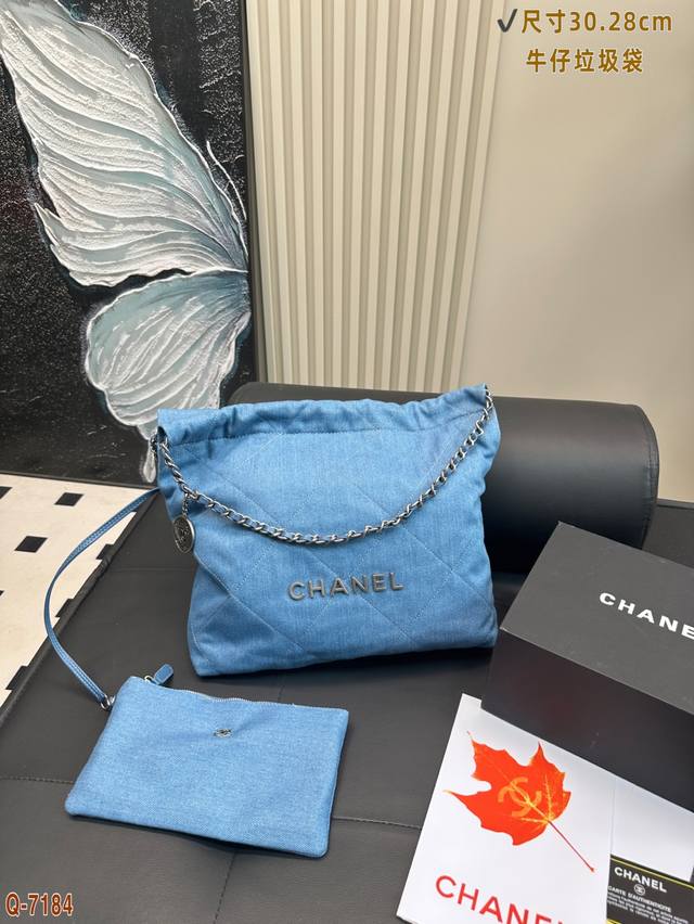 香奈儿Chanel 22Bag购物袋蓝色真的好搭！吸睛又时髦儿～ 充满了清冷清凉感，牛仔的面料自重比皮款的轻，夏天必不可少的单品 内部设有拉链口袋和弹簧钩固定的