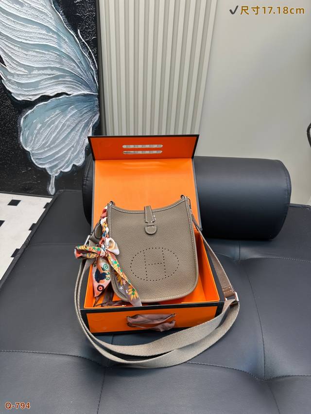 配折叠盒 Mini伊芙琳，最爱小可爱伊 伊芙琳真是爱马仕里最好搭最有性价比的包，怎么用都不心疼，还不会过时 换了一条我觉得更好看的肩带，好有度假气息，好看 尺寸