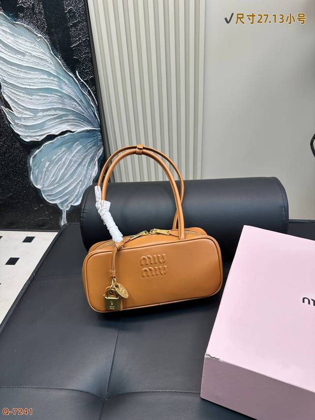 配折叠盒 缪缪Miumiu保龄球 公文包 包包甜度刚好!牛皮 很难不爱啊啊! 可手拎也可斜挎 气场超强大 容量足足的~~出场就是 Miumiu小公主! 尺寸27 配折叠盒 缪缪Miumiu保龄球 公文包 包包甜度刚好!牛皮 很难不爱啊啊! 可手拎也可斜挎 气场超强大 容量足足的~~出场就是 Miumiu小公主! 尺寸27