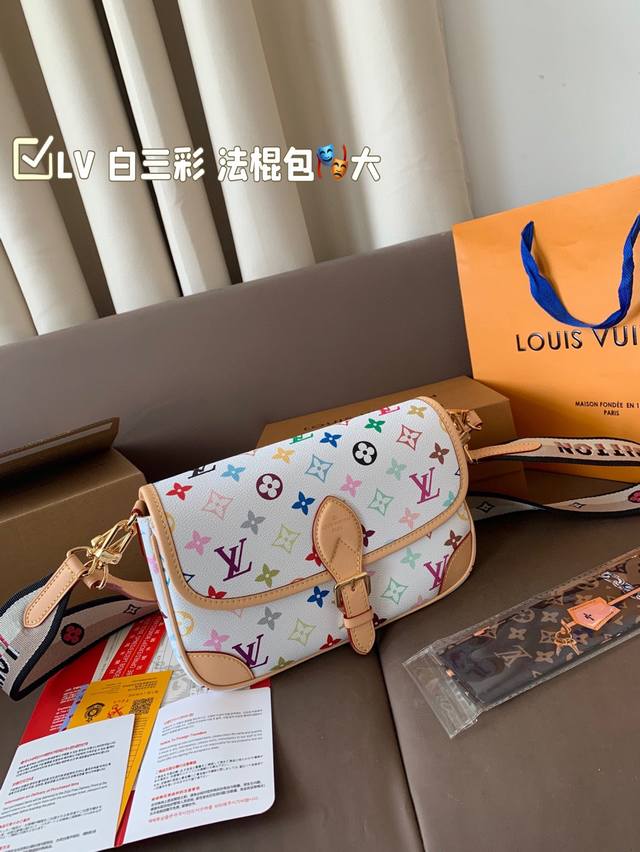 钢五金 全套礼盒 Size：25*17 Lv 白三彩 法棍包 手提单肩斜挎包 颠覆性设计，村上隆将色彩斑斓的太阳花铺满包身，仿佛将整个春天的明媚都装进了包里大胆