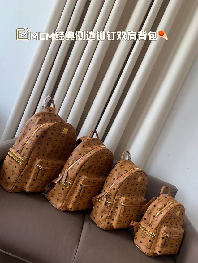 巨无霸 大号 中号P180小号 P180 Mcm经典侧边铆钉双肩背包 Mcm双肩包有多火爆不用我多说吧！侧钉背包是经典中的经典！很多偶像剧里都会出现的一款！各路