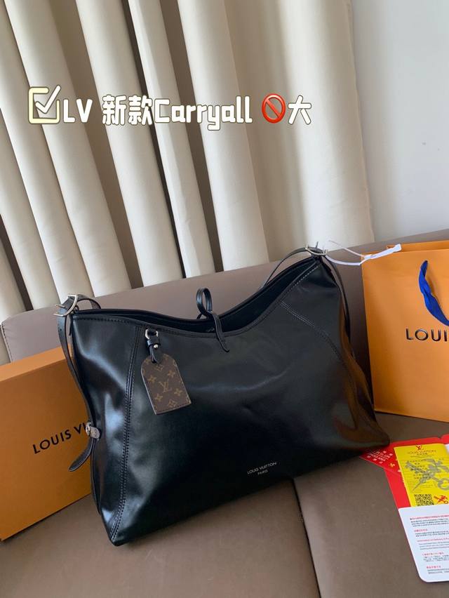 大号 Lv 新款Carryall 对比三月上市的Iv新品直戳我心！ 男生也能背的全新Carryall 男生背也超好看特别是这种随性的一个风格加上羊皮的一个光滑柔