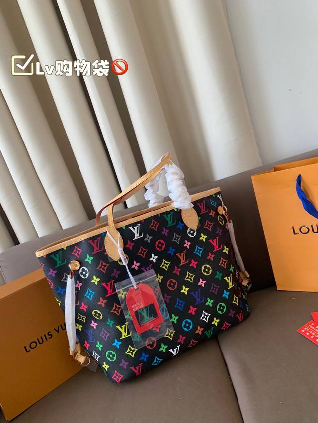 新款Lv购物袋 日常通勤都非常可会越用越喜欢的一款，值得入手。尺寸：31*27