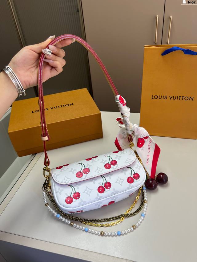 Lv Ivy麻将包Ivy 村上隆白三彩限定樱桃 美富家千金的即视感 N-52尺寸22×10折叠盒