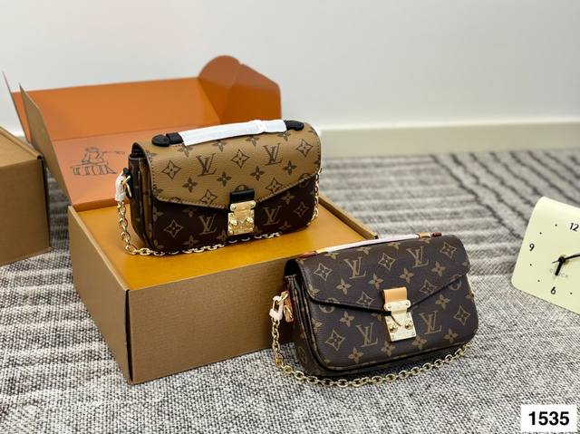 Lv 邮差小号链条包 热乎乎刚出炉的邮差新款 邮 差作为Lv经典款,真的很受大家的欢迎，冬天背超有韩剧女主的感觉可是大大的尺寸对于小个子女生真的不是很友好,所以