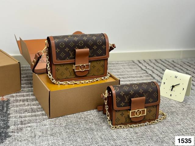 Lv“达芙妮”Dauphine 女装艺术总监Nicolas Ghesquiere之手的改良版设计。 将Monogram帆布与Monogram Reverse帆布