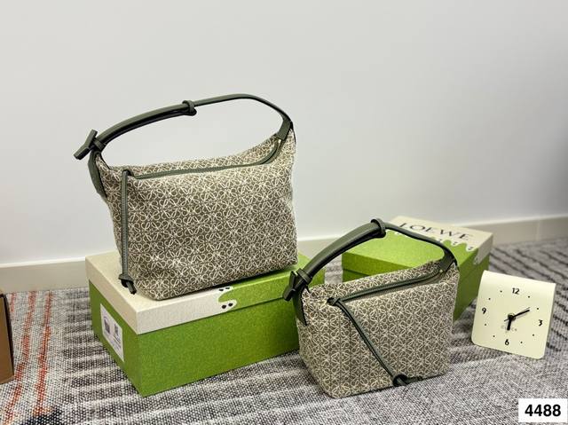 小 配盒子 大 配盒子 罗意威最近超级火的便当包 最新款Loewe Cubi 提花帆布材质搭配黑色 这个颜色最好看！ 尺寸22×15Cm 小 26*17Cm 大