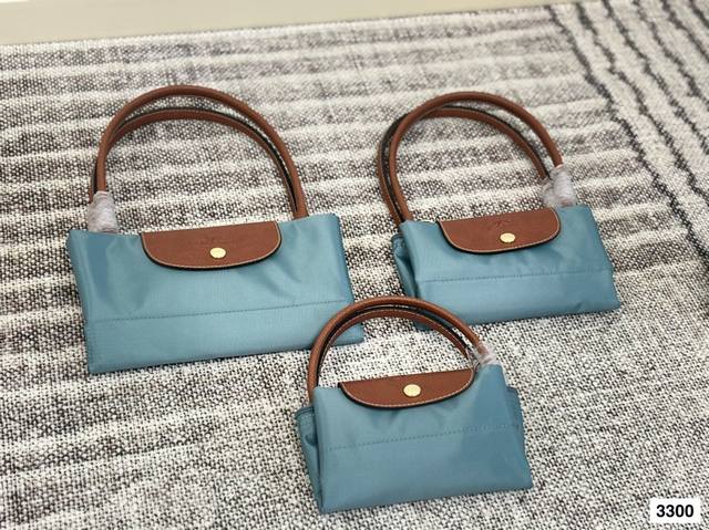 同价 经济又实用的包包选这个珑骧 Longchamp购物袋真的每个女生都应该有一个珑骧 超级能装！而且背上很显气质哎！尺寸：41.29。39.22。25.24