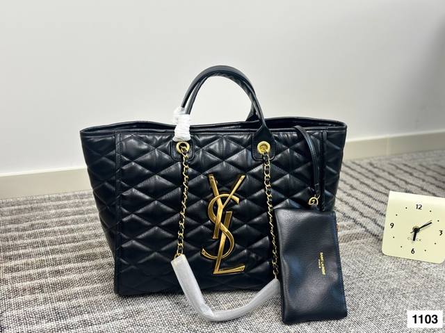 圣罗兰Ysl 沙滩包 不论日常出游或是假日逛街，出镜率超高的包款总让人联想到温暖的季节和愜意海滩时光。质地清新自然，从视觉到触感都自带夏日风情，为结构感鲜明的包