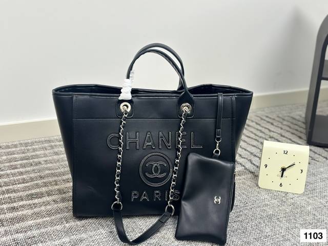 香奈儿沙滩包 不论日常出游或是假日逛街，出镜率超高的包款总让人联想到温暖的季节和愜意海滩时光。质地清新自然，从视觉到触感都自带夏日风情，为结构感鲜明的包款注入优