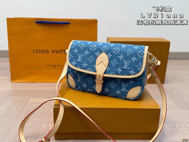 飞机盒 Lv Diana法棍包 精致感满满! 这个包真的能不费力就能拥有慵懒气质的氛围感。 容量真的很大!里面没有很多夹层设计所以很宽敞~ 手机充电宝化妆品都可 飞机盒 Lv Diana法棍包 精致感满满! 这个包真的能不费力就能拥有慵懒气质的氛围感。 容量真的很大!里面没有很多夹层设计所以很宽敞~ 手机充电宝化妆品都可