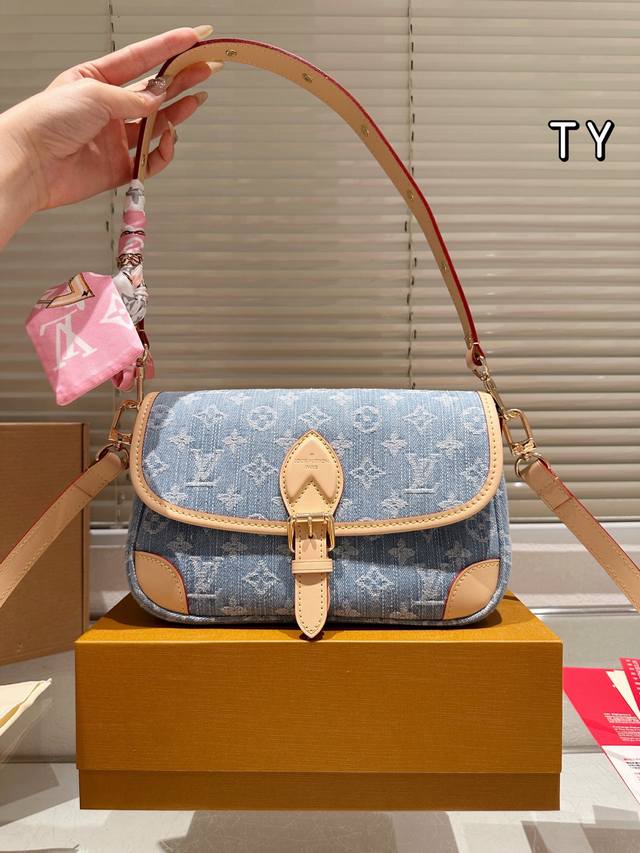 原版布 丝巾 Lv Louis Vuitton |牛仔Diane法棍包 Lv法棍Diane绝绝子 上身复古又舒服 设计灵感来自于中古包Sologne 两条肩带 原版布 丝巾 Lv Louis Vuitton |牛仔Diane法棍包 Lv法棍Diane绝绝子 上身复古又舒服 设计灵感来自于中古包Sologne 两条肩带