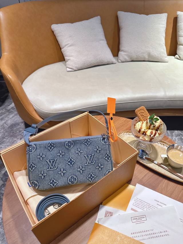 折叠礼盒官网飞机盒 时尚果然是个轮回 是谁拿到Lv牛仔限量麻将包~太可爱了吧 尺寸21.12 搭配两条肩带