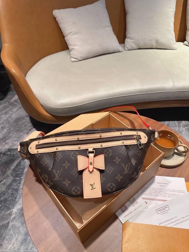 礼盒包装 Lv 家 腰包 胸包 亦可单肩背挎或斜挎， 棉质帆布内衬 原单五金+原版皮料！ 尺寸：上宽45Cm*底宽20Cm*高20Cm 搜索Lv 腰包