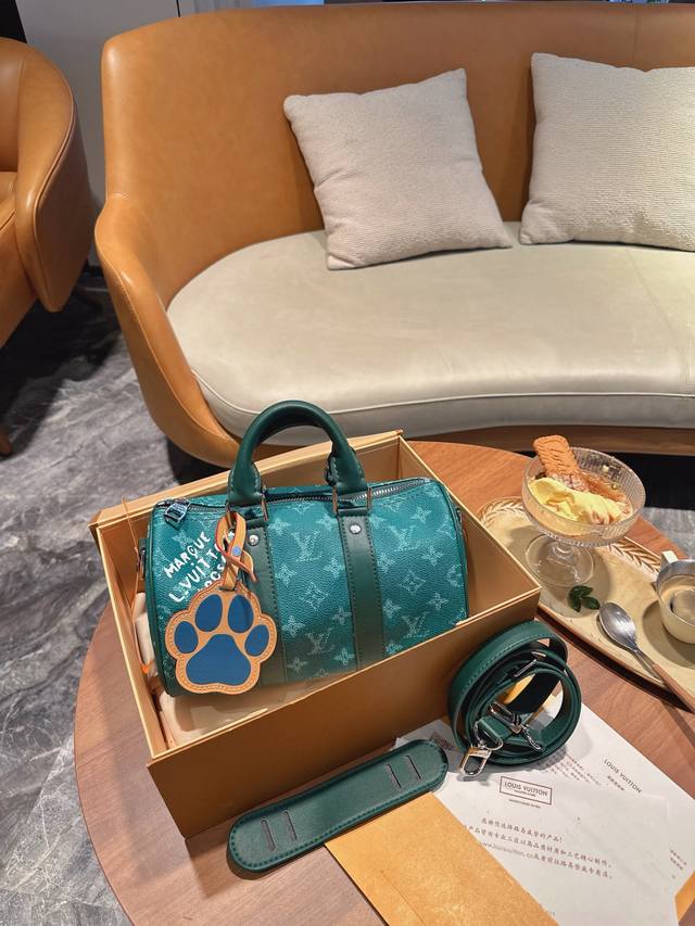 折叠礼盒官网飞机盒 Lv Speedy可爱爪爪 尺寸完美，上身真香 拿到实物开箱后。我想说见到的实物比照片里好看，并且肩带可以拆卸，尺寸真的很Ok了，既保留了N