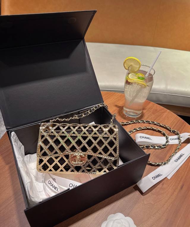 双盒包装 Chanel 新款元素来撩 被这一季的金属品戳中！！ 必须收藏 这款春夏秀场金属镂空晚宴包 依旧保留了经典的陵格纹 标志性的双C扣 加上皮穿链 虽然是