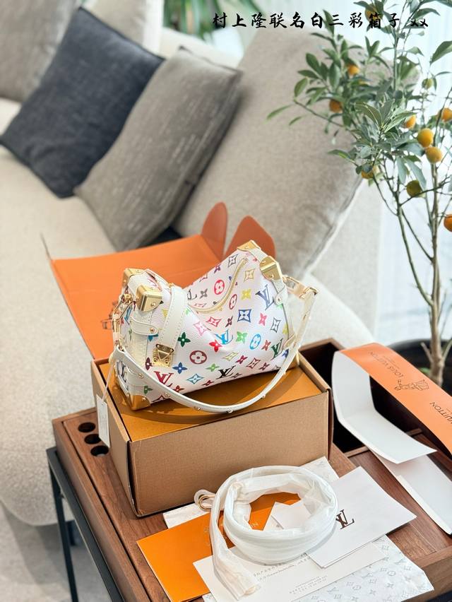 村_上隆联名的软盒子也太好看了吧 既保留了软盒子的时髦帅气和高颜值、 靓丽多姿的色彩又增添了活力与趣味性 好多明星同款呀#太阳花#软盒子 我觉得什么风格都可以搭