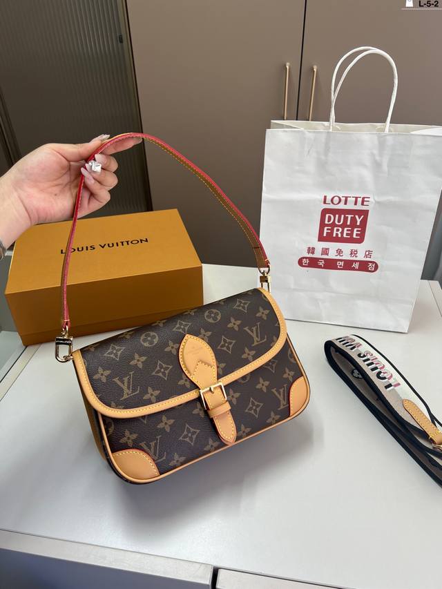 芯片版本 Lvdiane老花法棍包走秀款 单肩斜挎腋下包搭配刺绣肩带 配2个肩带 都可以拆卸 L-5-2尺寸25×15折叠盒