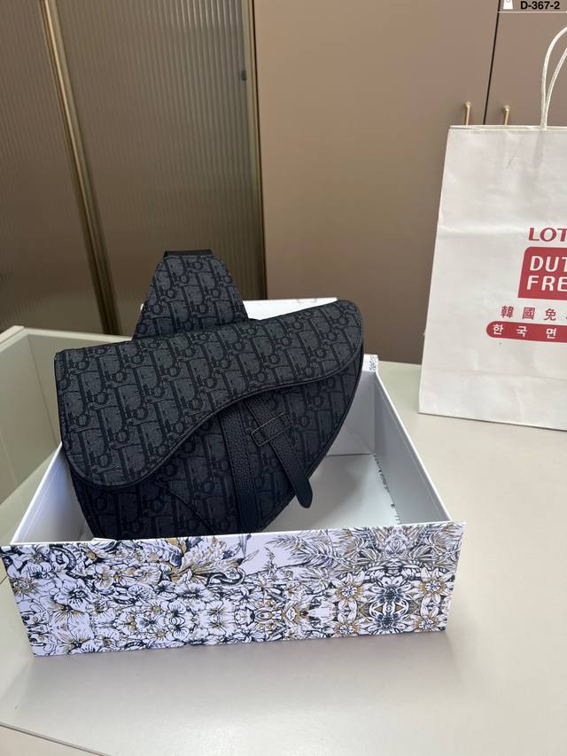 迪奥Dior 新品 马鞍腋下包？绝了 在巴黎时装周里掀起热潮 不同的是如今大家伙儿的时髦态度已经融入生活 D-367-2尺寸25×17折叠盒