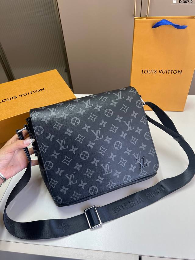 芯片版本 Lv 男士邮差包 Voyager邮差包 结构和辅料都时尚青春化 D-367-2尺寸26×21折叠盒飞机盒