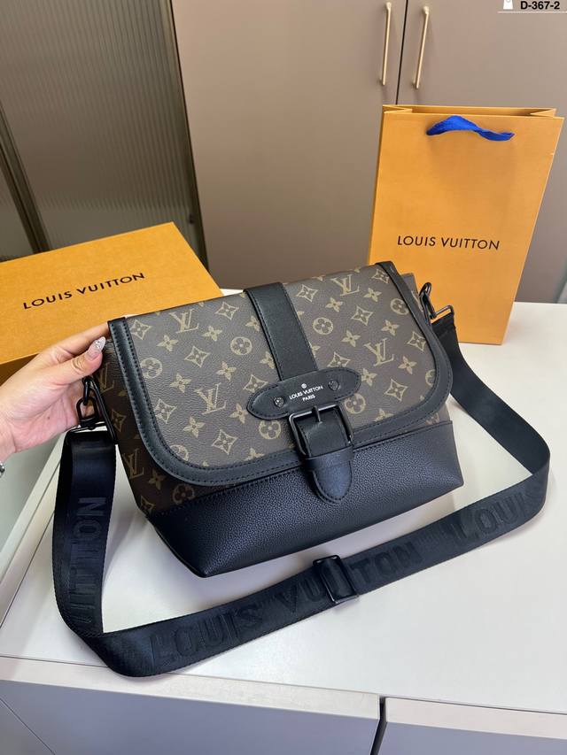 芯片版本 Lv 男士邮差包 Voyager邮差包 结构和辅料都时尚青春化 D-367-2尺寸25×21折叠盒飞机盒