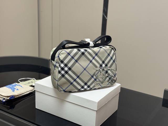 配盒 Size:26.18Cm 巴宝莉新款相机包 最新面料格纹! 日常潮流穿搭, 时尚穿搭,完全没问题哦 颜值担当男女都可! 配盒 Size:26.18Cm 巴宝莉新款相机包 最新面料格纹! 日常潮流穿搭, 时尚穿搭,完全没问题哦 颜值担当男女都可!