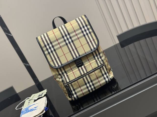 无盒 轻便又容量 Size：24.32Cm 巴宝莉双肩包 这款背包以标志性Burberry Trench风衣的独创面料作为灵感来源， 采用与棉质嘎巴甸同为密织结
