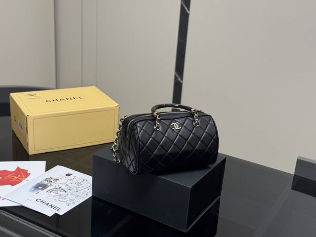 配折叠盒飞机盒 Size：18.11Cm 香奈儿25P保龄球包 这个保龄球包真的太香了~ 近期很有人气的一只Vintage Chanel 保龄球包。 版型不容易