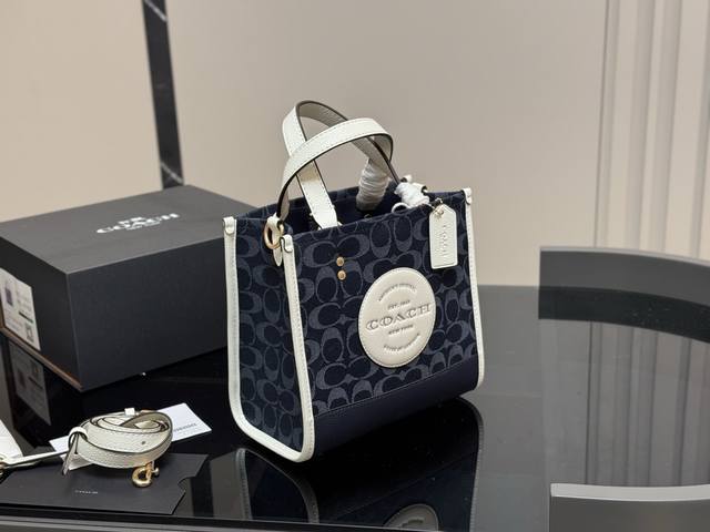 配折叠盒 蔻驰Coach Field托特包 质感很高级 容量超级大也很耐用 日常出街背它回头率百分百 就是这种随性慵懒感 尺寸: 22Cm