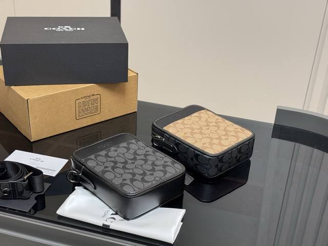 配折叠盒 Size：16*21Cm 蔻驰 男士斜挎包 Sullivan新系列上线 新晋男神必备小包， 出街很Nice，经典Logo配色，这款容量很可以了，超级便