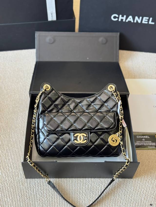 香奈儿 23C 早春 新品 金币包 香奈儿 23C 金币Hobo嬉皮包 这个包分3个尺寸 小号外表看起来小巧精致，但是容量却非常够用，还可以折叠肩带当腋下包背，