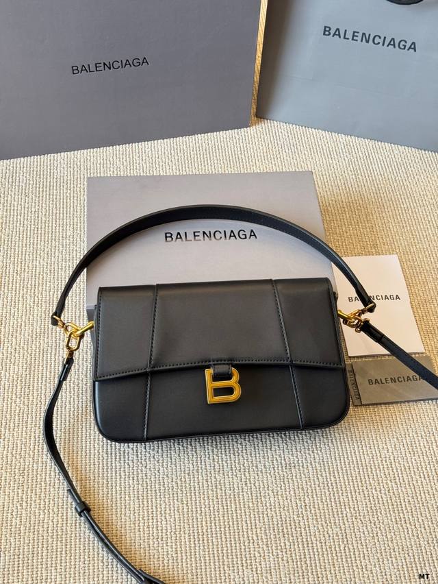 巴黎世家 Chips手机包惊艳登场，薯片袋造型颠覆传统，牛皮材质打造独特触感，仅14Cm超薄设计却能装下手机、口红，兼具趣味与实用。