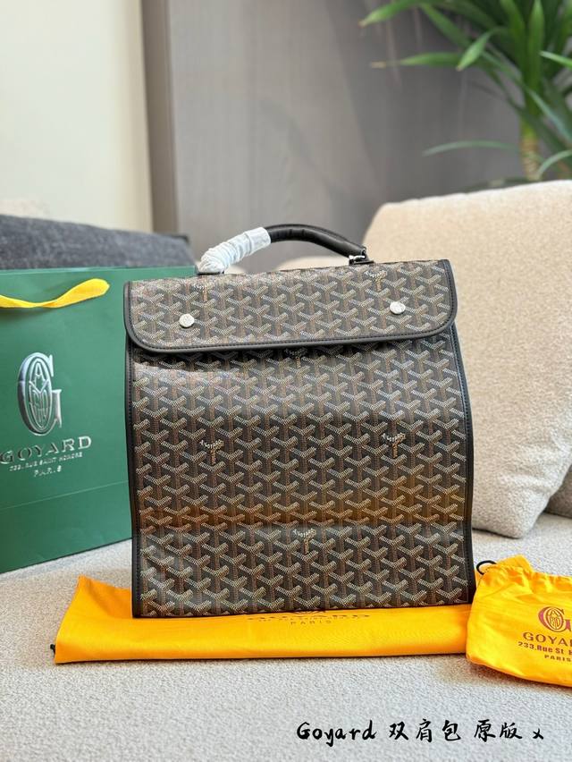 Goyard双肩包 Goyard双肩背包通勤旅行的必备单品 狗牙双肩包真的泰实用啦，容量大，可以放很多东西，实用率超级高上班通勤都非常合适30×38 防尘袋包装