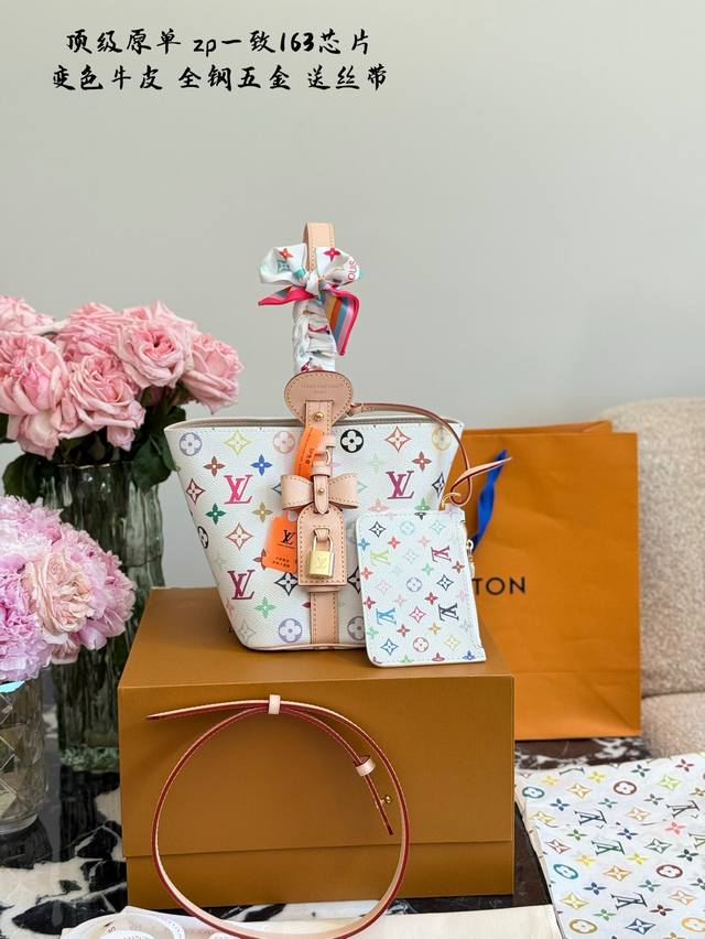 顶级原单 送丝带 村上隆白三彩再次回归，当怎么能不入手呢 All In Bb-定是这个系列最爱的一款包型了 大容量也有大容量的烦恼遇，包包内里没有隔层，是个大