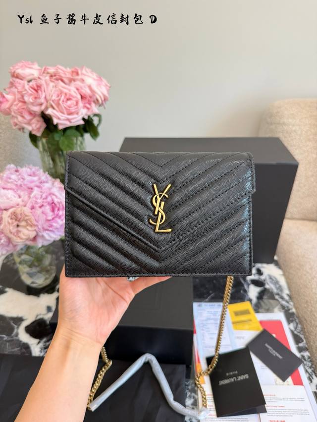 牛皮 千元级最值得买的高奢包买一个得仨 Oyves Saint Laurent Ysl的包包里最最最值得买的一款鱼子酱牛皮信封包 1、容量大，Mac手机无压力