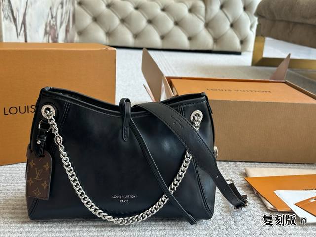 新的Carryall Bb 鲶鱼须子和大金链子宝宝们形容的太贴切了 Lv配金链子真的好看 小小咩觉得新版Carryall变可爱 了，而且不喜欢大包的姐妹这个就没