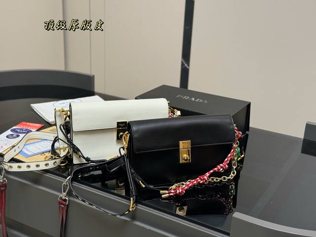 配折叠盒 普拉达 2025Softsound单肩包 Prada 以繁为简 Prada的色彩盘又出狠活了 红黄绿使整个包型活泼起来了 全网首推最新系列 尺寸:24 配折叠盒 普拉达 2025Softsound单肩包 Prada 以繁为简 Prada的色彩盘又出狠活了 红黄绿使整个包型活泼起来了 全网首推最新系列 尺寸:24