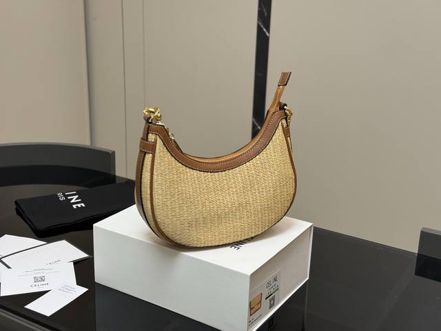 配盒 尺寸:24*20Cm Celine Ava腋下包 依旧好好背 手拎起Ava就好有气场哟100 赛琳实用性更强哦! 高级感超强! 配盒 尺寸:24*20Cm Celine Ava腋下包 依旧好好背 手拎起Ava就好有气场哟100 赛琳实用性更强哦! 高级感超强!