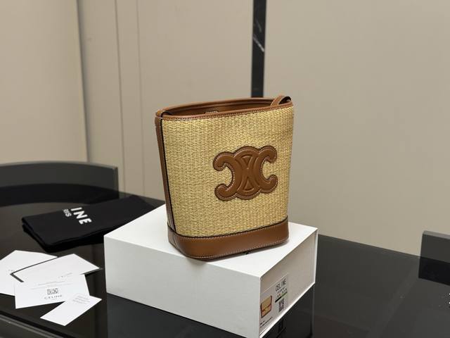 配盒 Size: 18*22Cm 小 Celine 水桶包赛琳 一直很喜欢小牛皮的包 经久耐看 复古印花图案 有着高颜值的复古文艺气息 配盒 Size: 18*22Cm 小 Celine 水桶包赛琳 一直很喜欢小牛皮的包 经久耐看 复古印花图案 有着高颜值的复古文艺气息