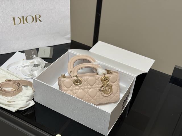配折叠盒 迪奥Lady横版戴妃包 2025Dior款新包型 两根包带 我喜欢短的那根～ 一只很“我”的包爱了 尺寸:22Cm
