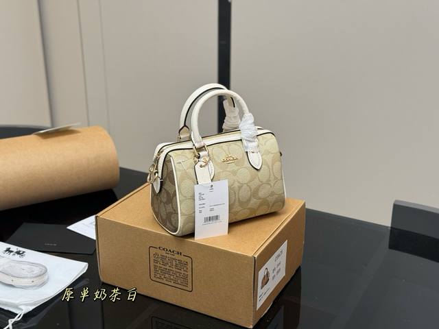 全套包装 Size：18*12Cm 蔻驰 迷你枕头包 新品 超级可爱的迷你波士顿 经典的小号的 Size 小小的身体，大大的容量！ 渠道货很难得哦！ 搜索Coa