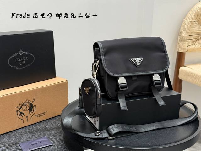 配盒 Size:20×18Cm Prada 普拉达二合一邮差单肩包 尼龙材质，轻便防水！ 黑银配色，高级感十足！ 内里容量大，时尚不失轻便～ 男女通用，自带酷酷