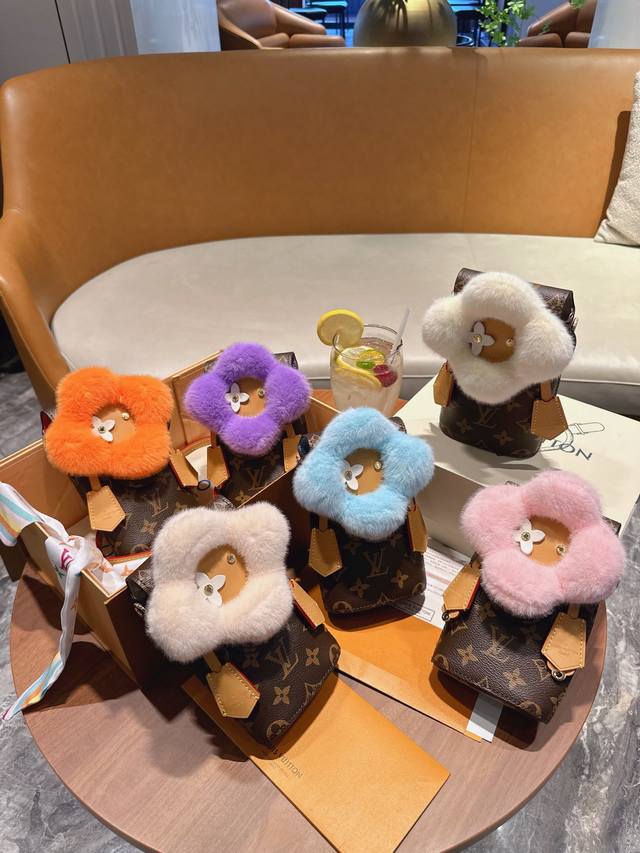 全套包装 Lv手机包 Vivienne Xl玩偶-Lv 路易威登 70,000 路易威登玩偶家族再添新成员:Vivienne X玩偶。以品牌吉祥物 Vivien