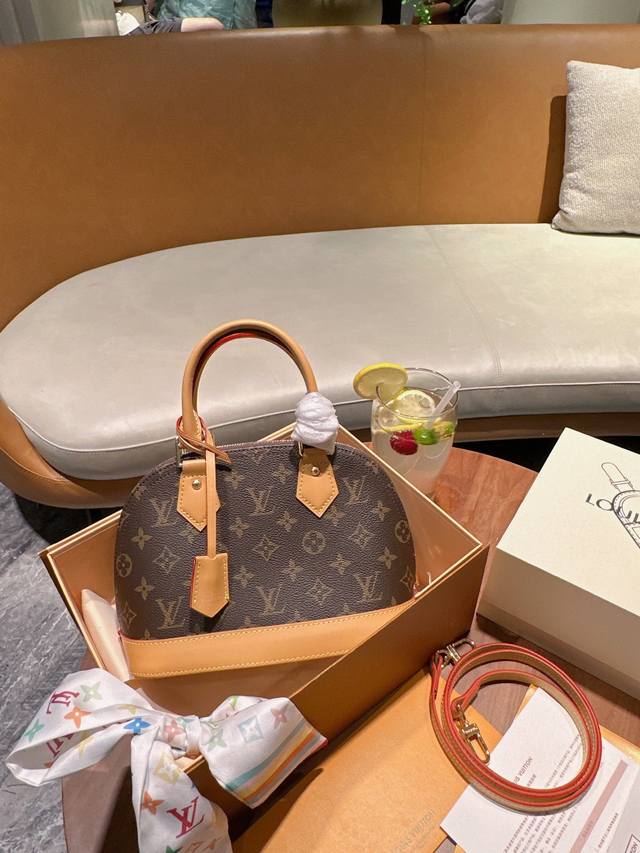 变码芯片 折叠礼盒官网飞机盒 Lv Lv Alma Bb老花贝壳包 原版高品质 包包这款Retiro 手袋以标志性的老花面料制成 经典永恒。优雅低调的外形设计和